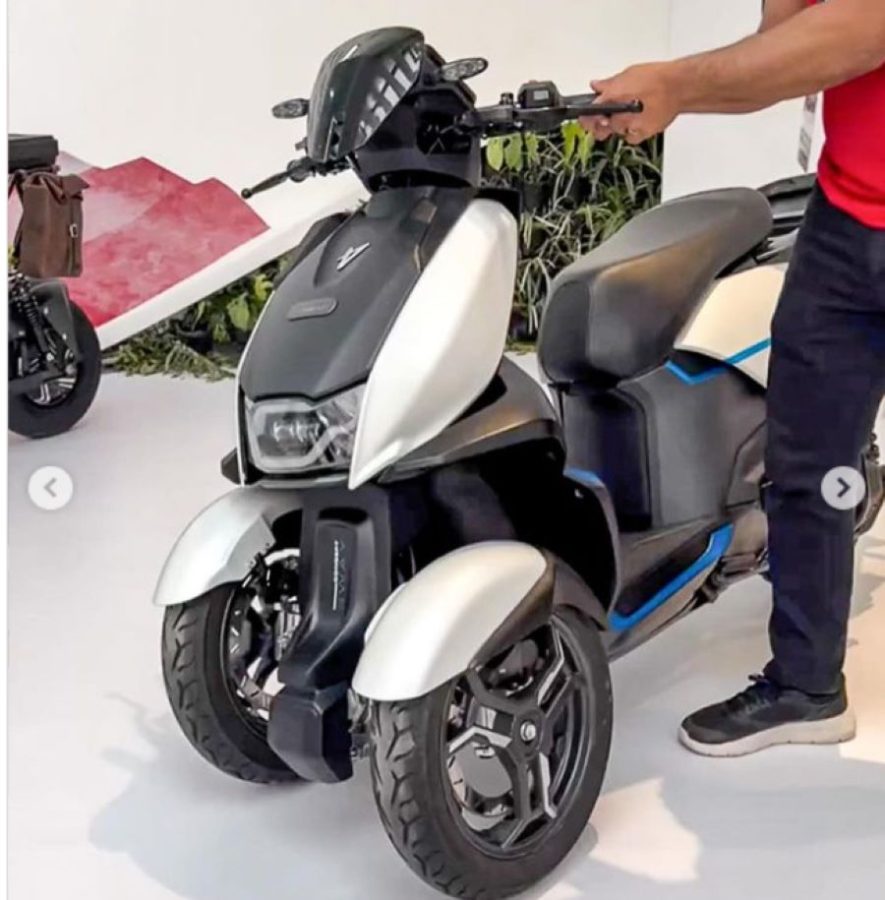 Un hombre toma el manillar y mueve el Hero Vida Sway concept para mostrar la suspensión independiente en las ruedas delanteras Un hombre toma el manillar y mueve el Hero Vida Sway concept para mostrar la suspensión independiente en las ruedas delanteras