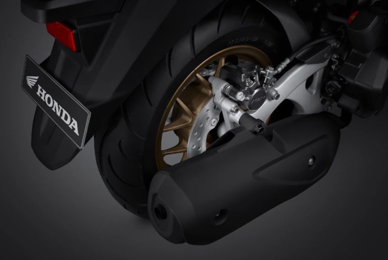 Silenciador negro de un scooter Honda Stylo