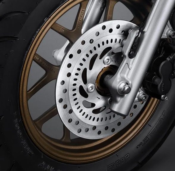 Rueda delantera del scooter Stylo con llantas doradas
