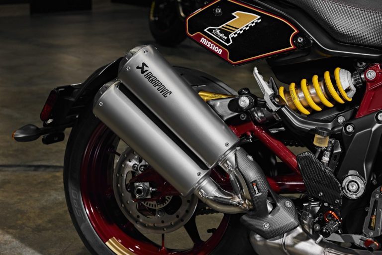 Los dos silenciadores Akrapovic en primer plano