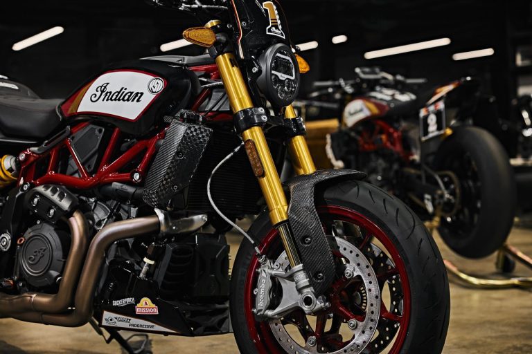 Vista lateral de la FTR Super Hooligan con Horquillas Ohllins y discos de frenos Brembo