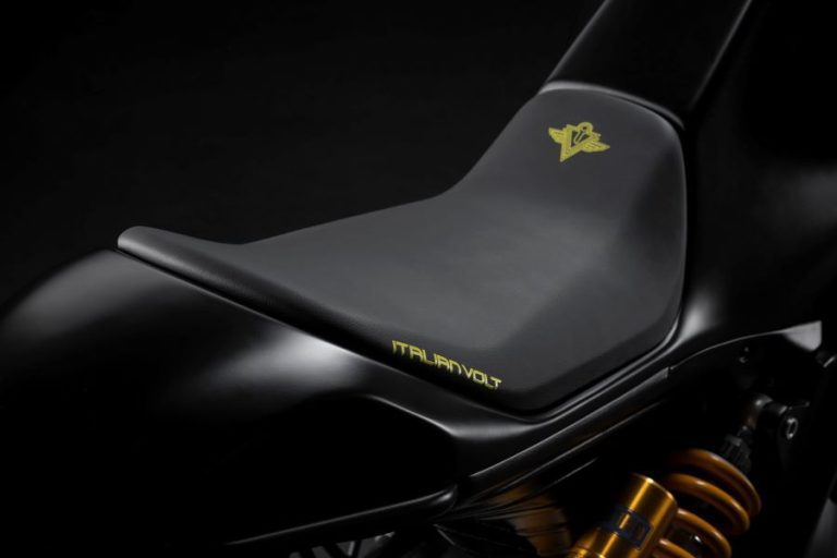 Asiento monoposto en negro de una Lacama