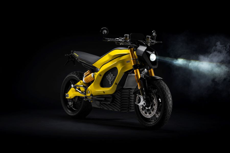 La Italian Volt Lacama desbloquea nuevos niveles de imaginación Italian Vol Lacama amarilla biposto con luces encendidas