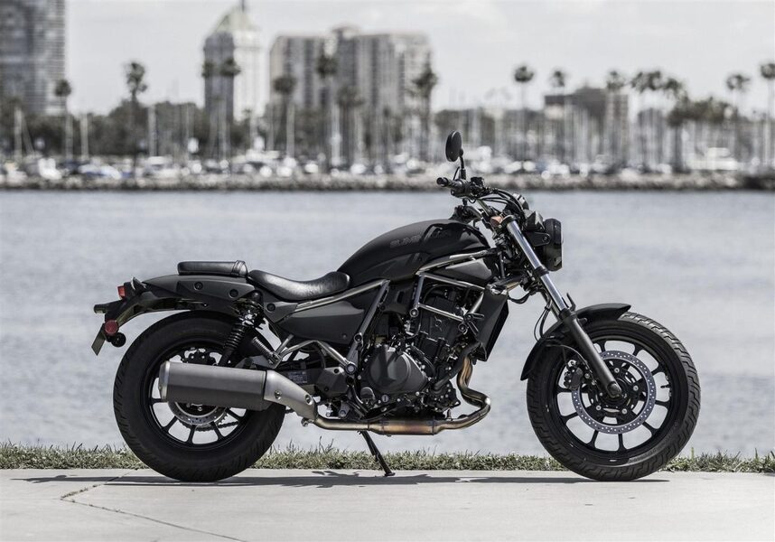 <img src="https://motodinamia.com/wp/wp-content/uploads/2024/02/Kawasaki-Eliminator-500-estatica-mdm-3.jpg" alt="Kawasaki Eliminator 500 SE">