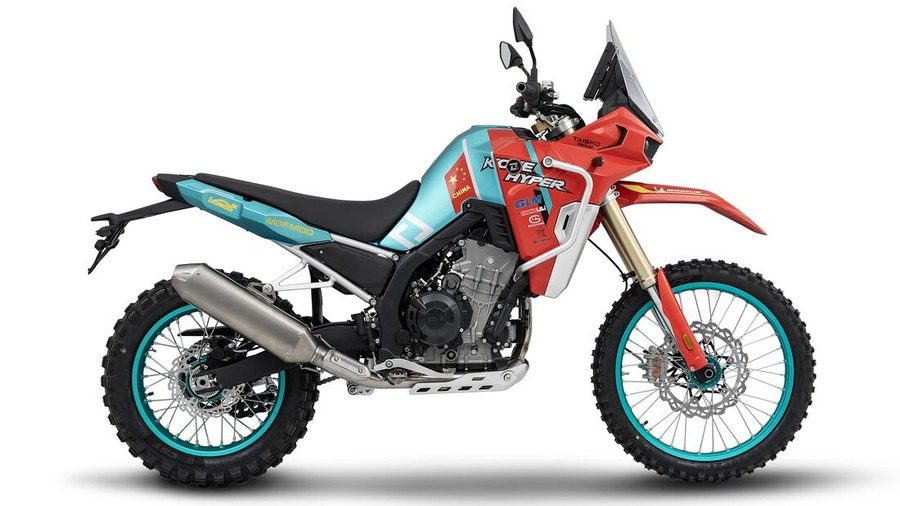 Una Kove 800 X Rally mitad naranja y mitad celeste 