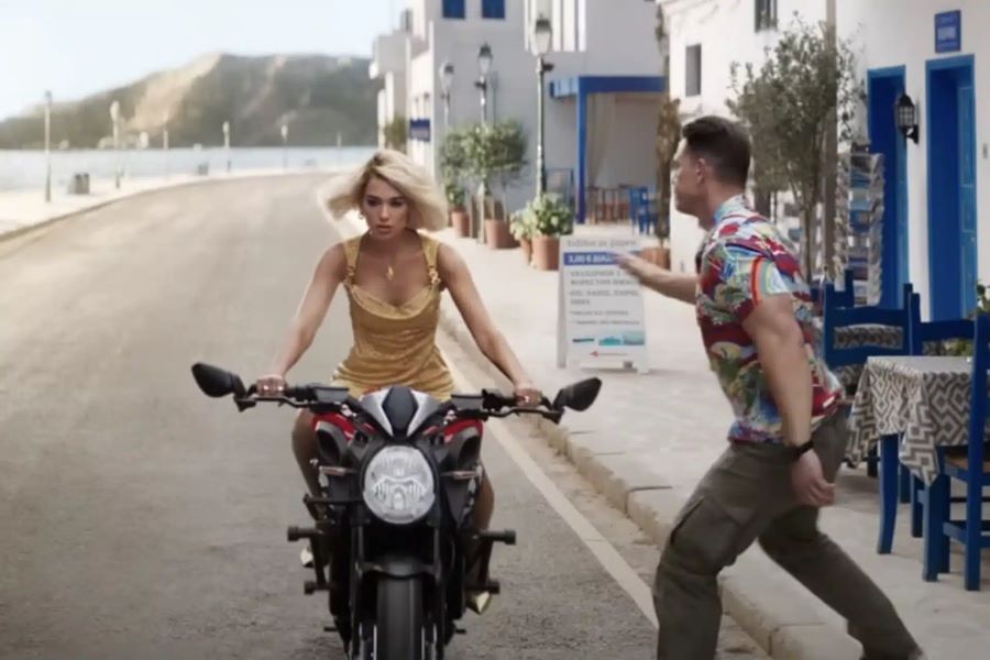 Una Dragster y Dua Lipa en una escena de Argylle