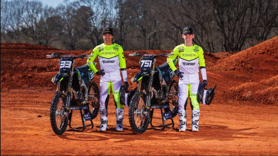 Dos pilotos de MX con trajes color verde fluor junto a sus Triumph TF-250 X
