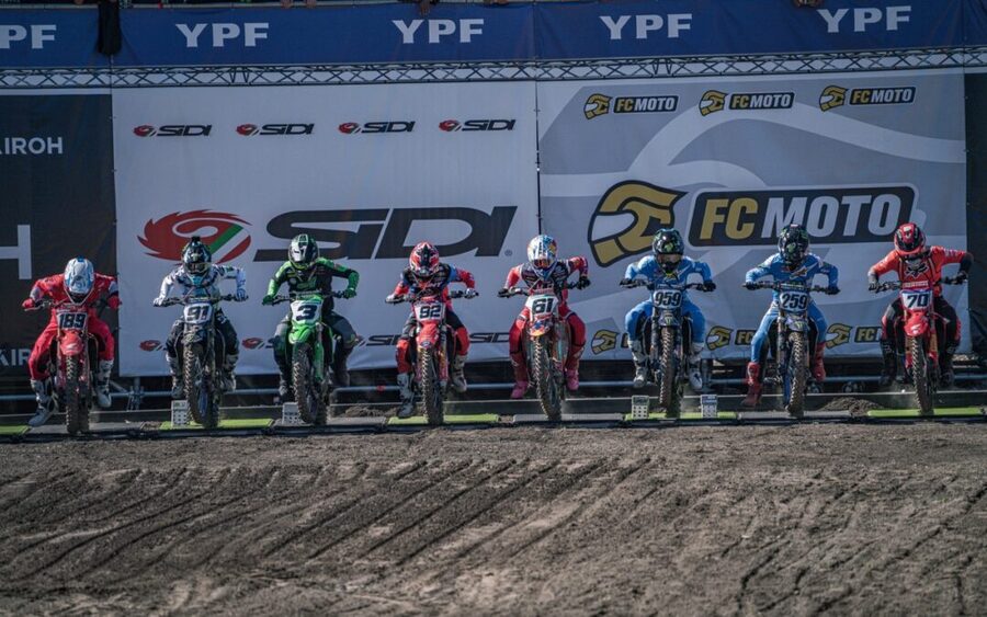 Las motocross del mundial en el partidor de Villa La Angostura 2023