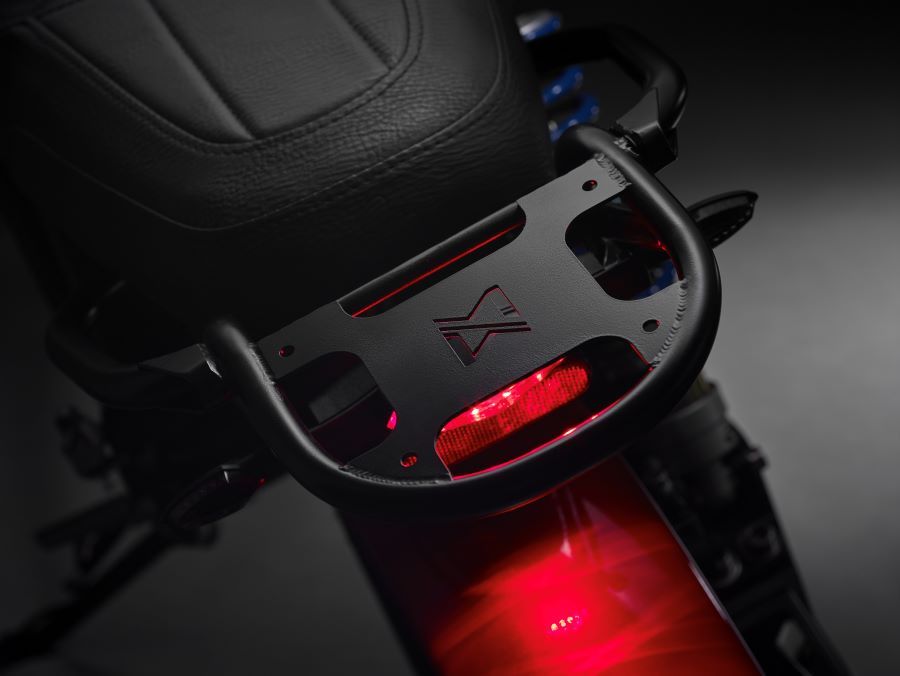 Parrilla porta objetos trasera y luz de stop LED roja encendida