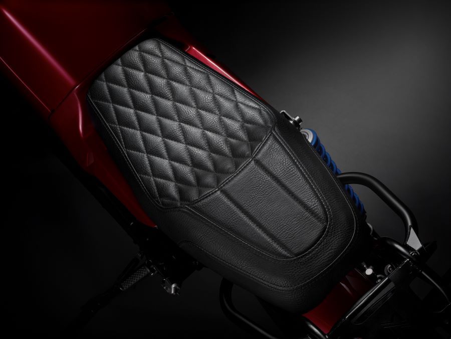 Vista en picada del asiento para dos pasajeros en cuero negro