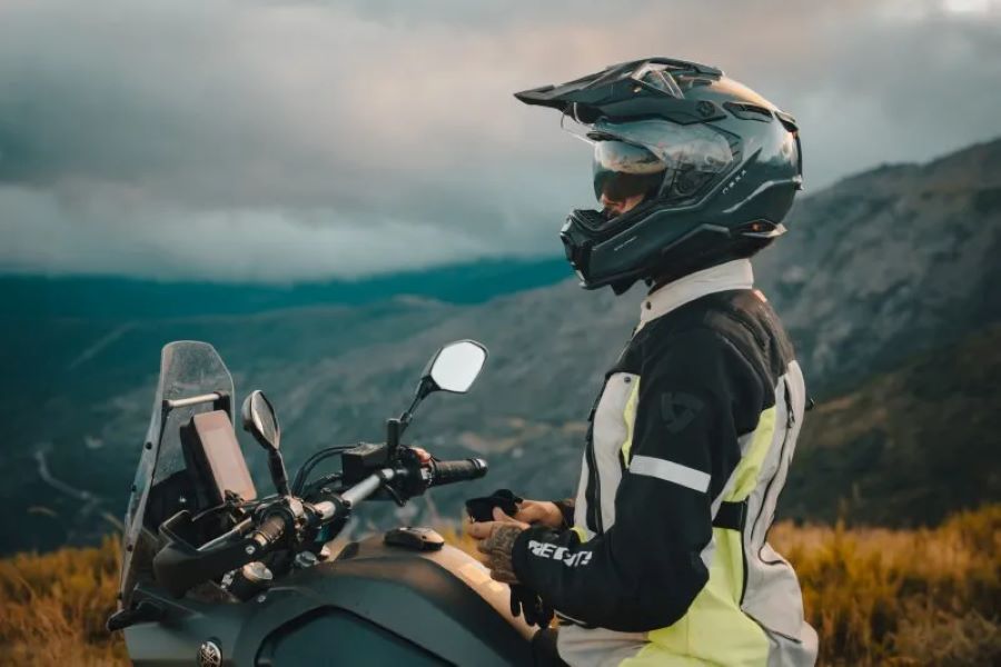 NEXX X.WED3, el casco portugués para todo uso Medio cuerpo de piloto sobre una moto Adventure con un Cassco NEXX X.WED3.