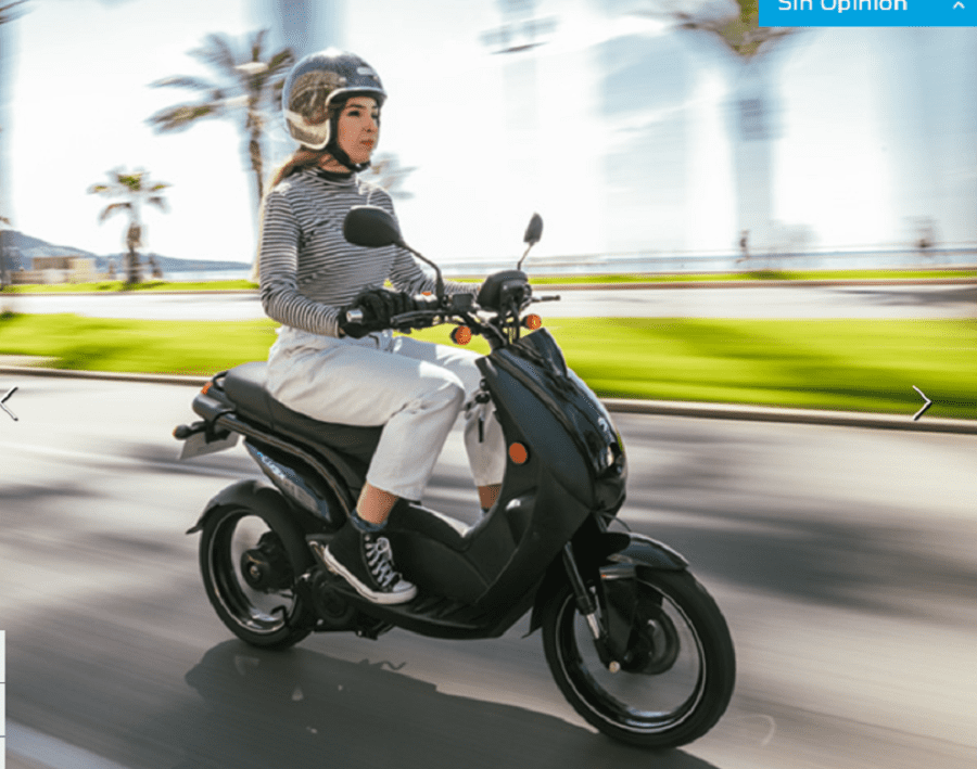 El E-Ludix transitando una avenida con palmeras