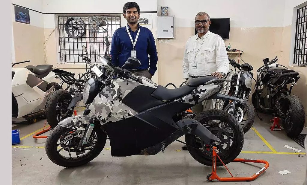 Dos de los cuatro ingenieros creadores de Raptee junto al prototipo