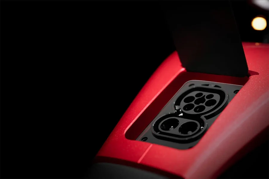 Un cargador OBS en una moto eléctrica Raptee roja