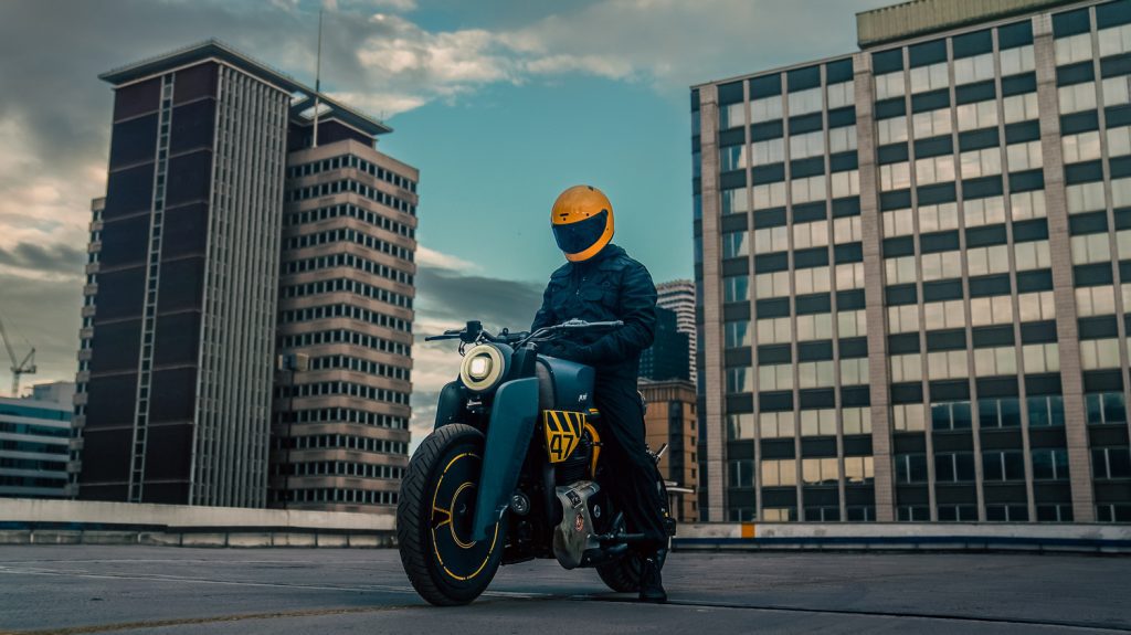 Hombre monta Royal Enfield Shogun IZI's Ride de la película