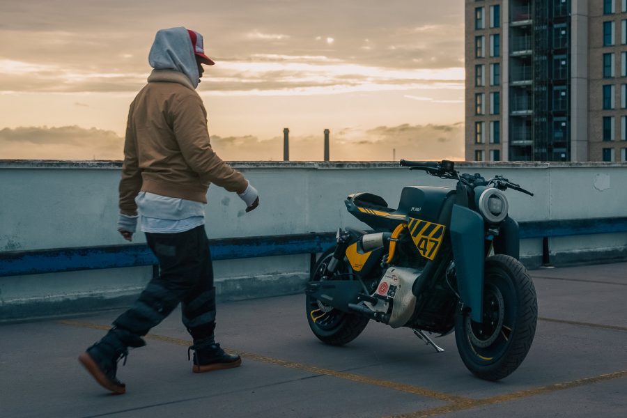 Hombre con capucha camina hacia la IZI's Ride Hombre con capucha camina hacia la IZI's Ride