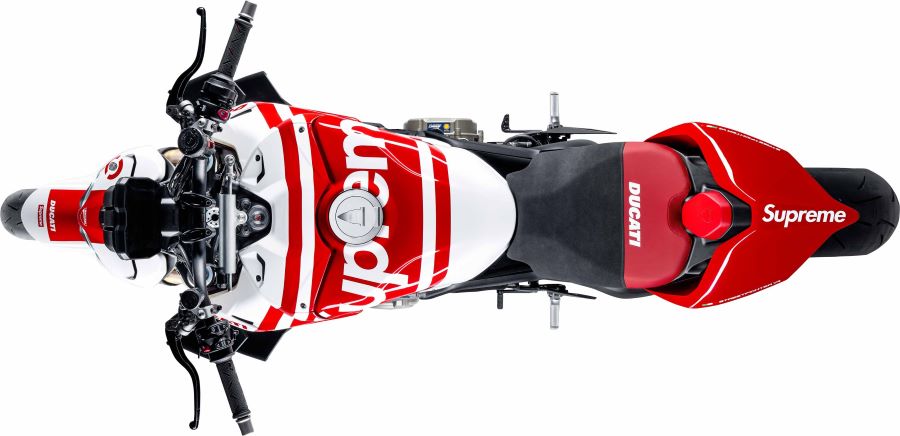 Vista desde arriba, se observa el logotipo de Supreme que envuelve el tanque