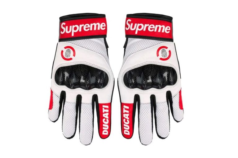 Guantes técnicos blancos con detalles rojos y los logos de Ducati y Supreme