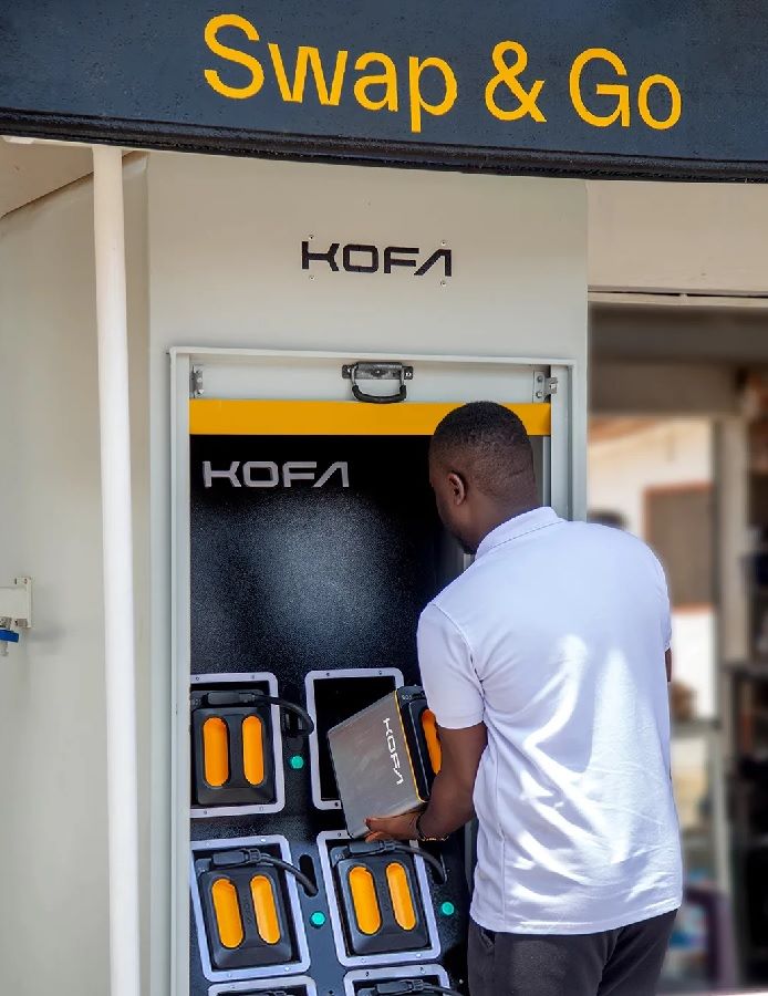 Usuario extrayendo una batería de una estación Kofa Swap and Go Network.