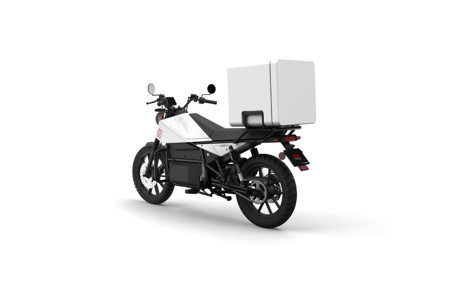 Una moto Tailg Jidi con una enorme caja de carga blanca sobre su porta equipaje trasero