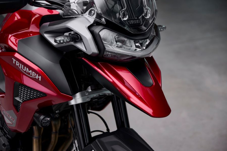 La línea Triumph Tiger 1200 2024, cada vez más refinada Faro y guardabarros pico de pato de una de las Triumph Tiger 1200 2024