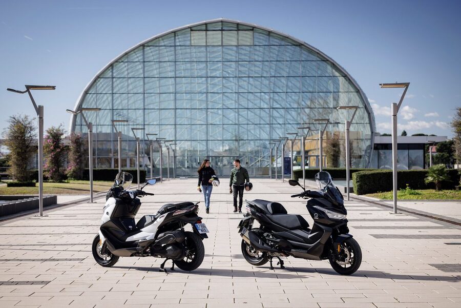 Los dueños de dos scooters Voge SR4 Max T 2024 caminan en un espacio público