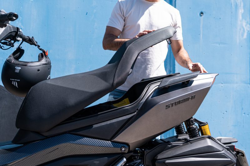 Usuario extrae casco que guardaba debajo asiento del Wottan Storm-R 300 