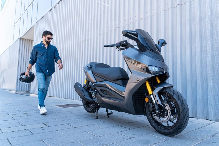 Scooter Wottan Storm-R 300 gris a la espera de un usuario que se acerca