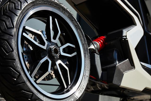 Rueda trasera con cinco barras huecas