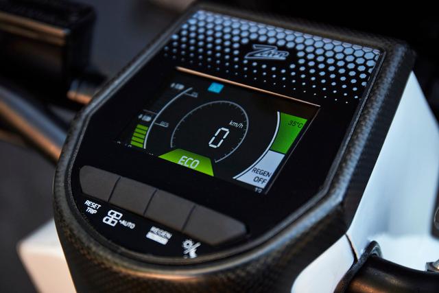 Tablero del Zapp i300 con una pantalla digital arriba y cuatro botones en la parte inferior