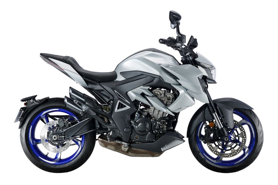 Una zontes R350 color marfil con llantas azules vista desde el lateral derecho