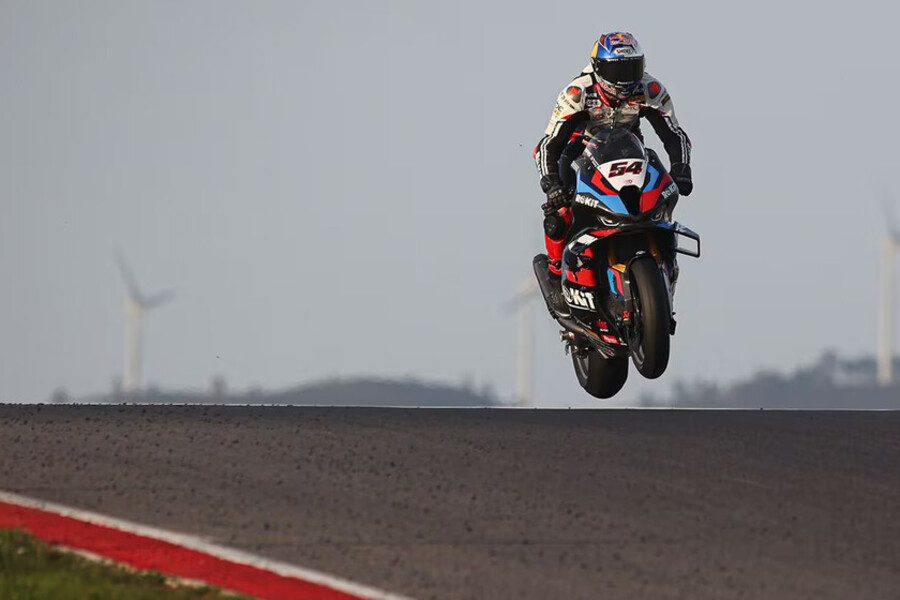 Una BMW S1000RR vuela literalmente en una pista