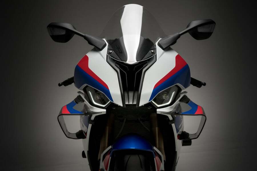Una BMW S1000RR con alerones vista de frente