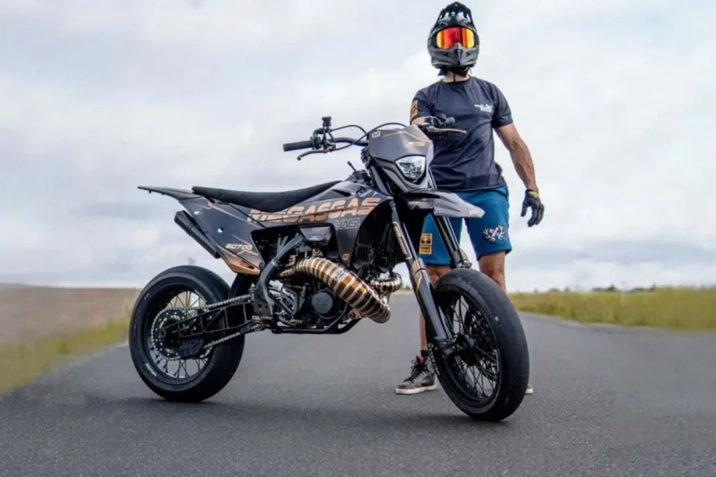El creador de la MEGASGAS EC700, de pie al lado de la supermotard