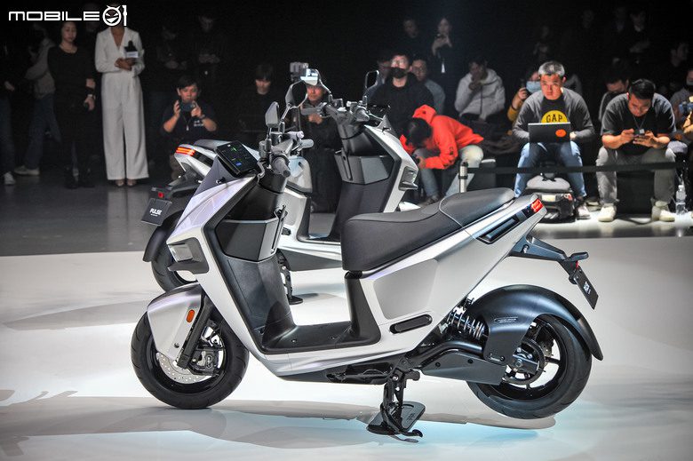 Gogoro Pulse gris metalizado con guardabarros plásticos negros