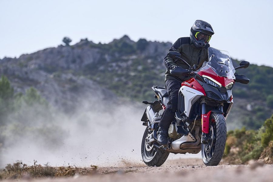 Una moto sport touring se desplaza en la tierra con los Pirelli Scorpion Trail III