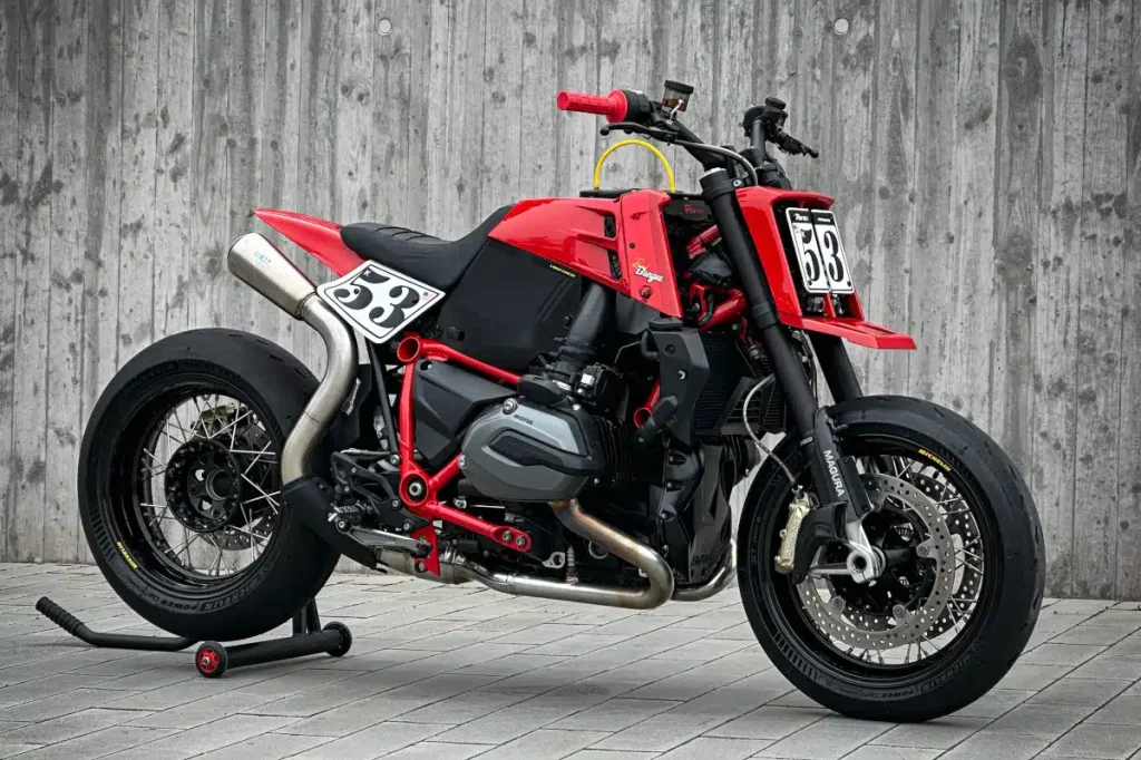 BMW R1200R Bangee en la que se aprecian las rudas aristas simuladas de un ATV Banshee