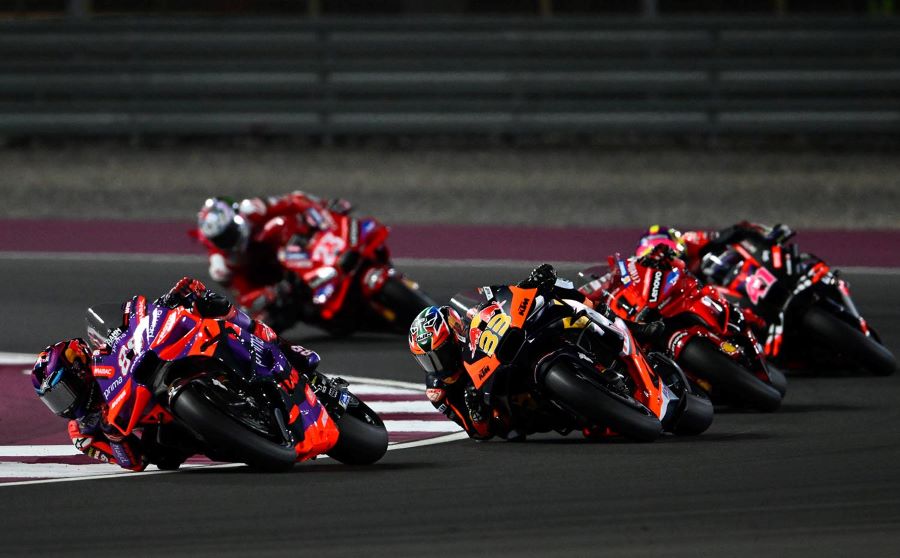 Jorge Martín encabeza un pelotón con Binder a sus espaldas.