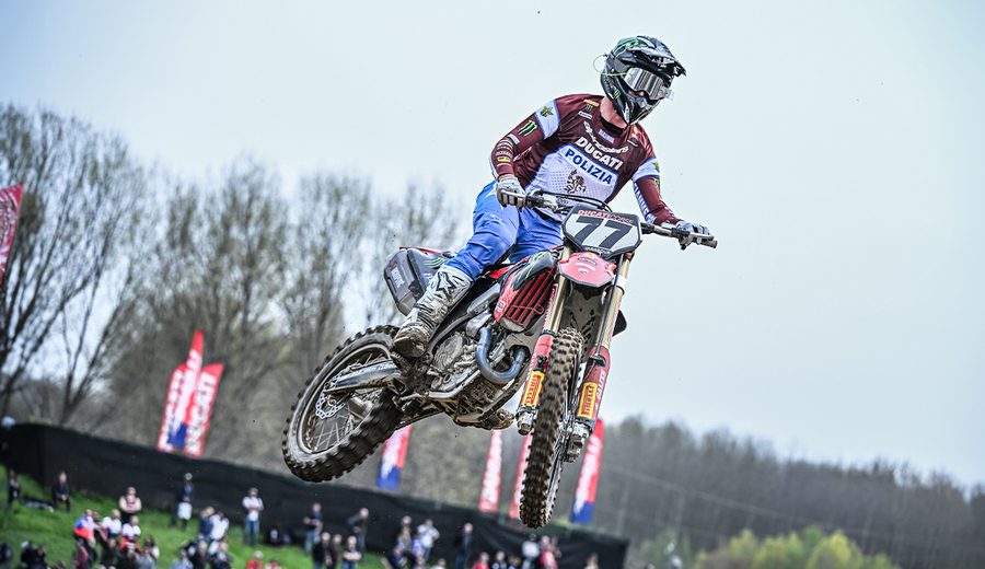 Alessandro Lupino y su Ducati Desmo 450 MX número 77 vuelan en el debut de la máquina en Mantova. Alessandro Lupino y su Ducati Desmo 450 MX número 77 vuelan en el debut de la máquina en Mantova.