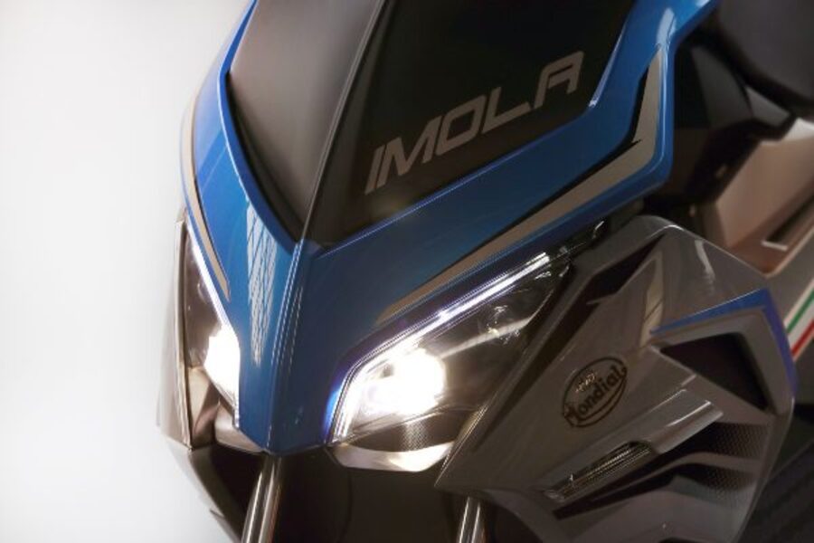 Frontal del scooter FB Mondial Imola 125 con las luces LED encendidas
