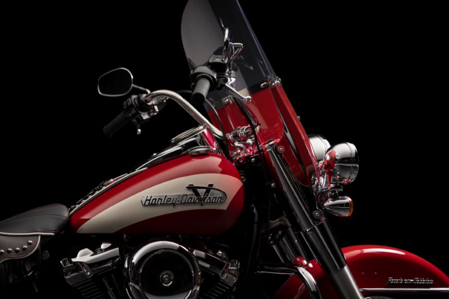 Vista de la insignia cromada "Harley-Davidson V" en el tanque y la etiqueta "Hydra-Glide" en el guardabarros delantero