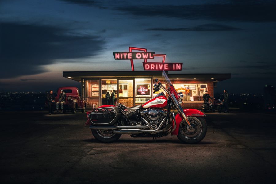 Una Harley-Davidson Hydra-Glide Revival estacionada de noche frente a un local con música en vivo