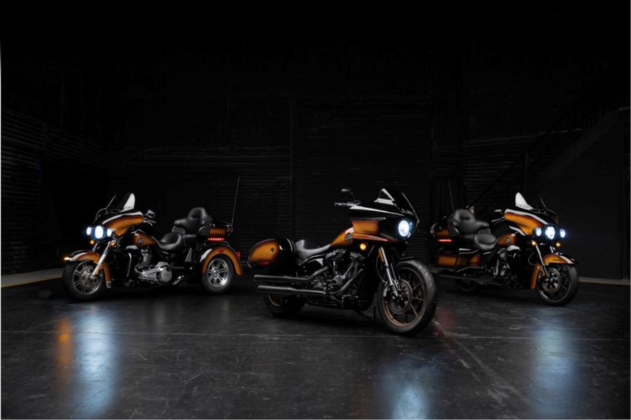 Los tres modelos de la Tobacco Fade Enthusiast 2024 de Harley-Davidson, con acabados clásicos de instrumentos musicales.