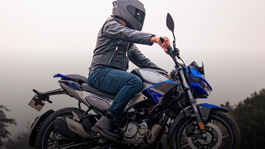 Hero Xtreme 125R, una Naked pensada para Europa Un piloto se inclina sobre una Hero Xtreme 125R azul y gris