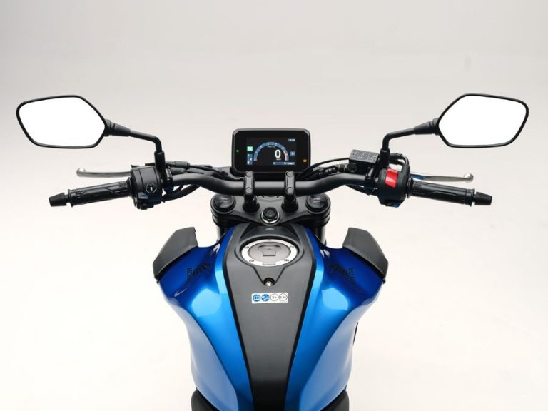 Tanque estilizado de la Honda CB125R 2024