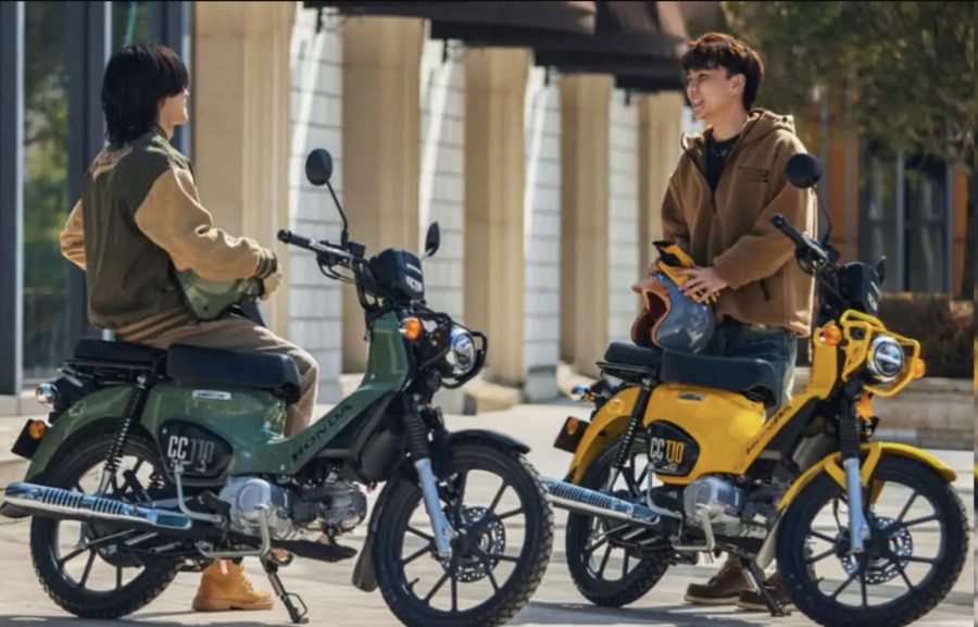¿Qué gasolina usan las motos 110? Dos adolescentes conversan al costado de sendas Honda Cross Cub 110