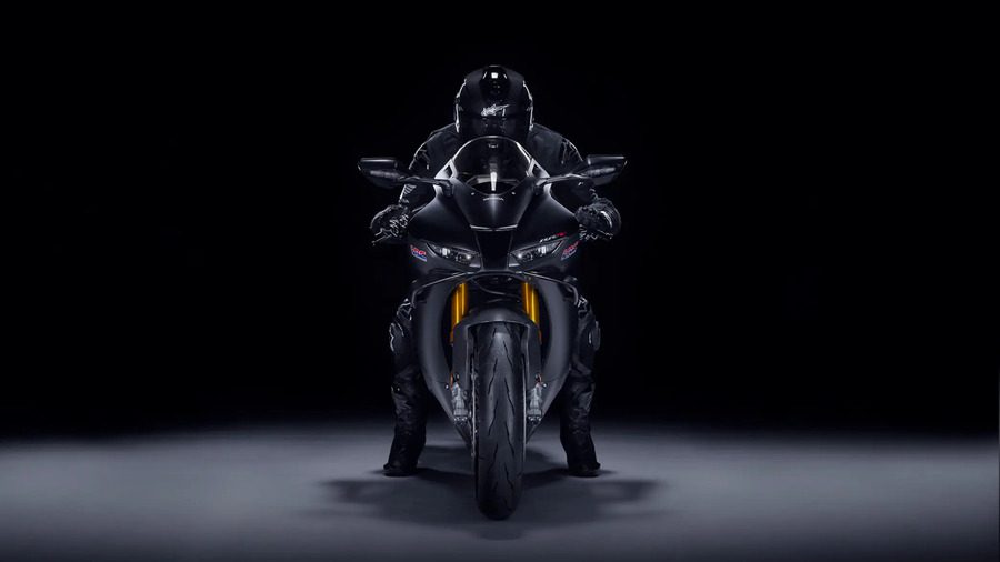 Una Honda Fireblade SP Carbon Edition de frente, con su aspecto agresivo