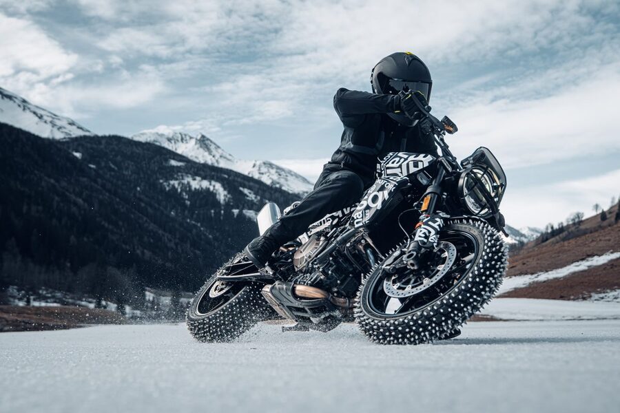 Un prototipo de la Husqvarna svartpilen 801 camuflado se prueba en la nieve