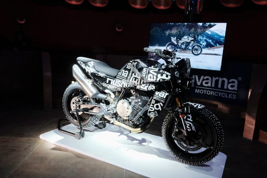 La Husqvarna Svartpilen 801 ya tiene fecha de lanzamiento Exhibición oficial del prototipo de la Husqvarna svartpilen 801 en un stand