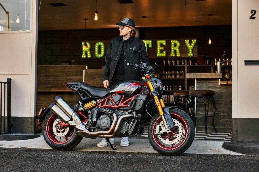 La Indian FTR R Carbon con carrocería de fibra de carbono, marco y ruedas rojas y suspensiones en dorado y amarillo.